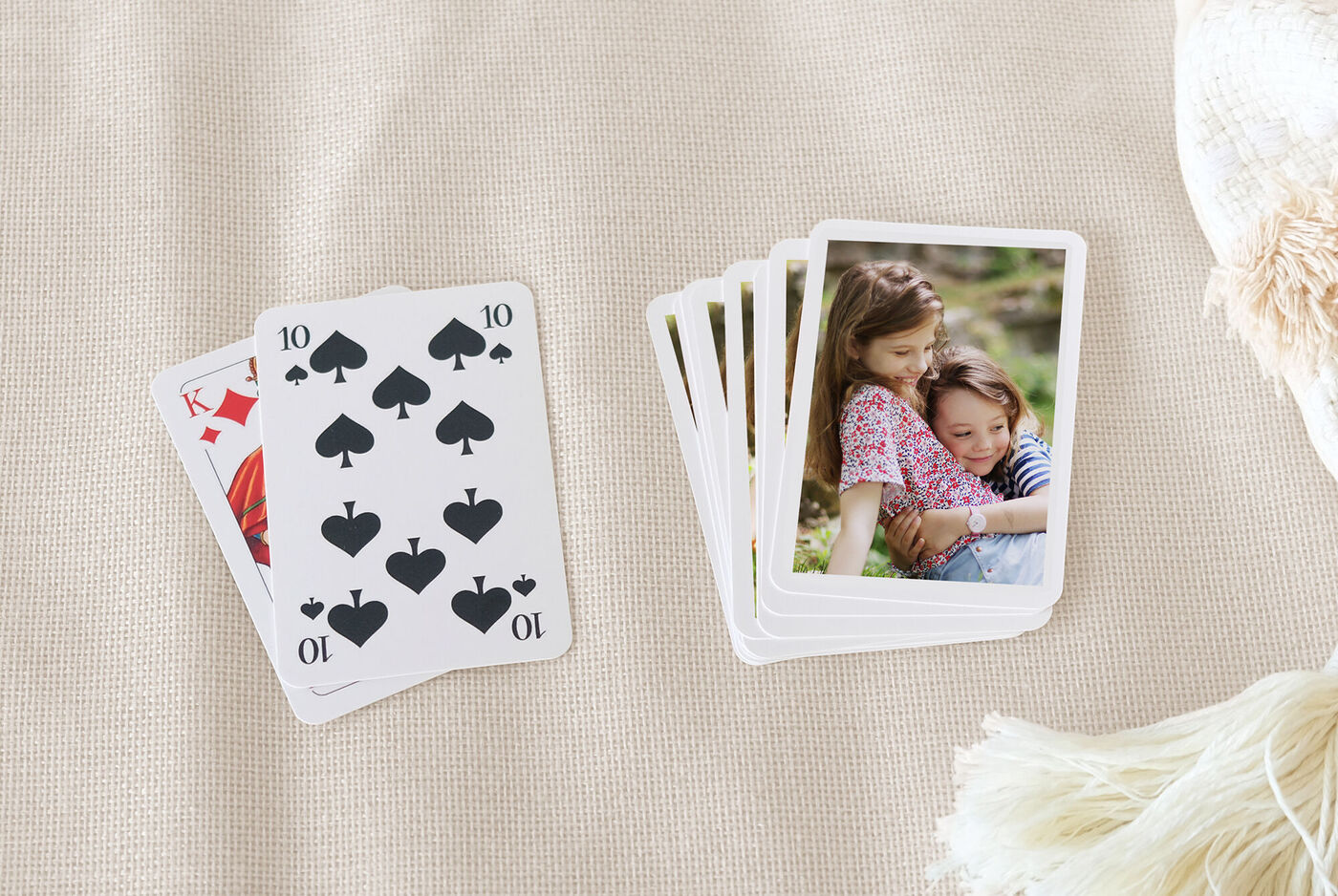 Un juego de cartas con corazones y tréboles y fotos personales.