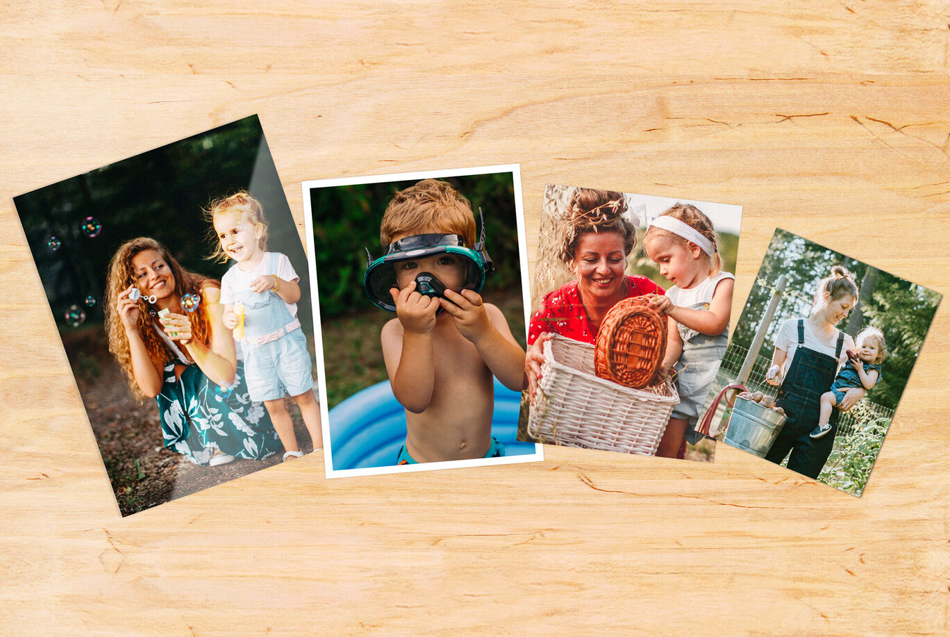 Dos niños sosteniendo fotos en sus manos y disfrutando de los momentos