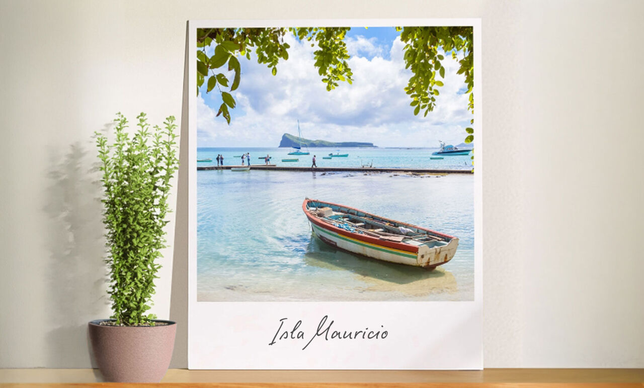 Foto estilo Retro XXL con la etiqueta 'Isla Mauricio' de una playa con un bote de madera